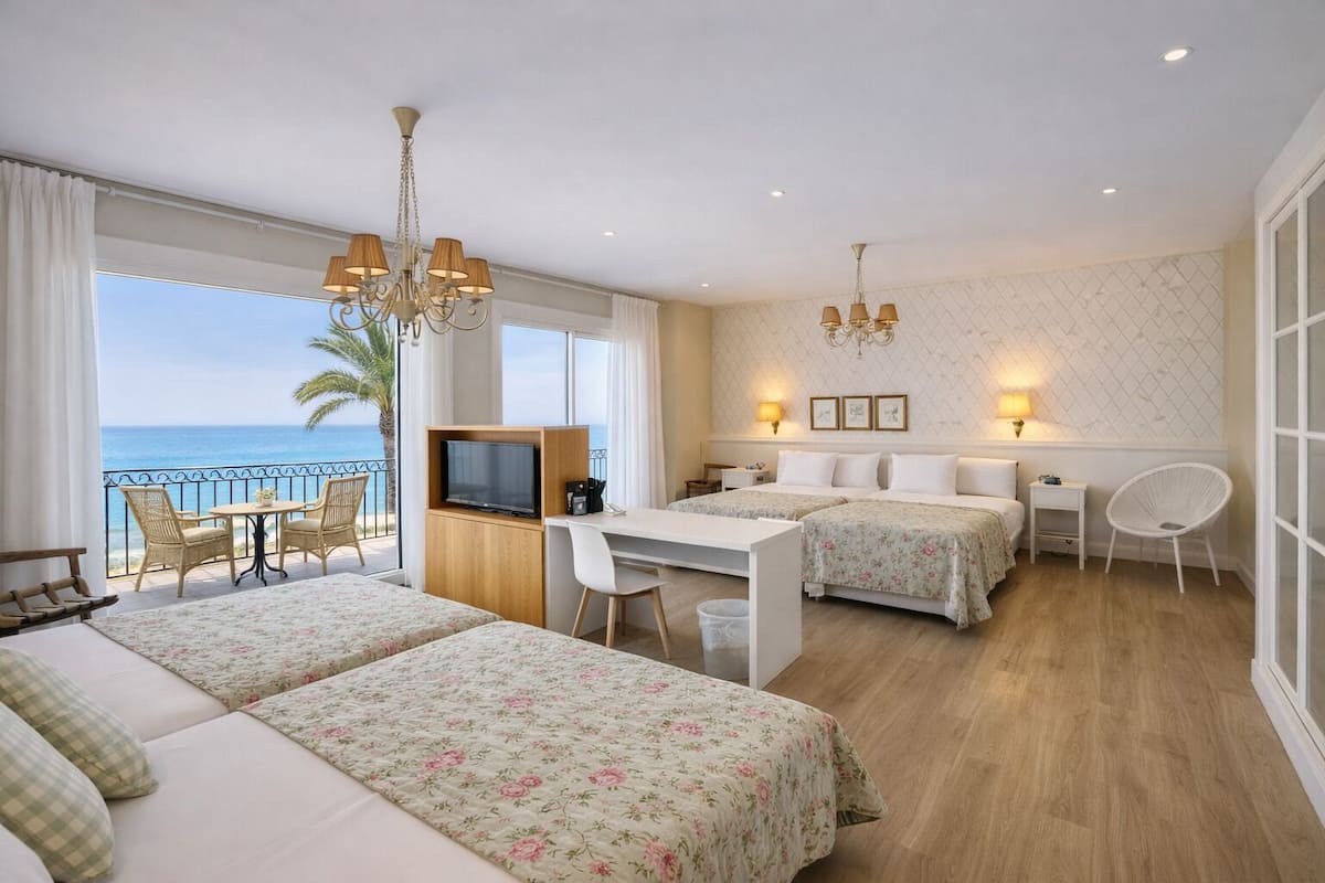 Familiar Vistas Mar | Minibar, caja de seguridad en la habitación y escritorio