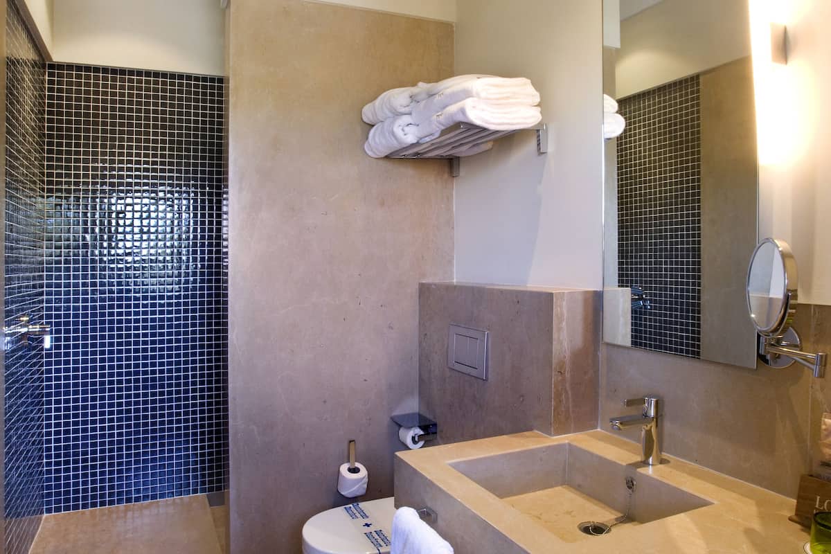 superior room, sea view | bathroom | free toiletries, hair dryer, bidet, towels