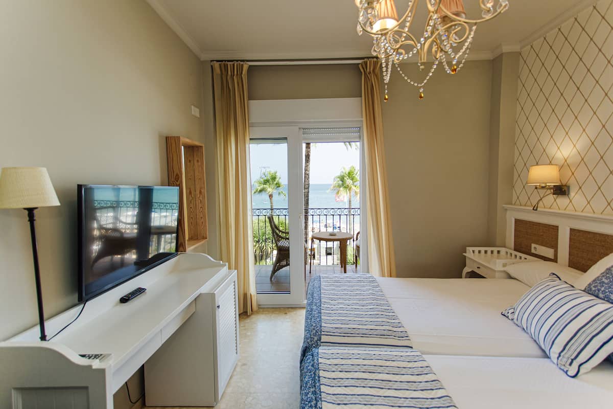 Deluxe Room, Sea View | 1 bedroom, minibar, in-room safe, desk