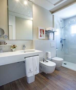 Clásica Vistas Mar | Baño | Artículos de higiene personal gratuitos, secador de pelo, bidé y toallas