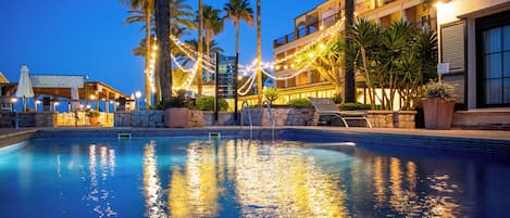 Una piscina al aire libre