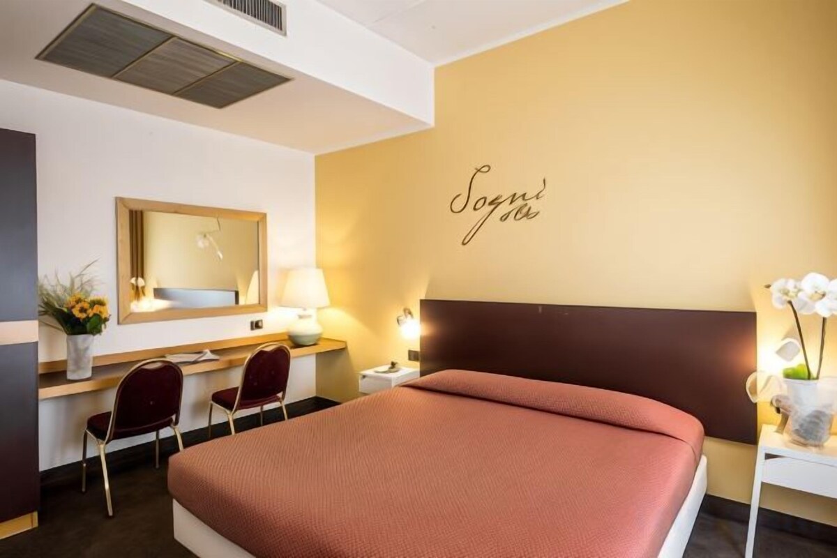 Minibar, coffre-fort, bureau