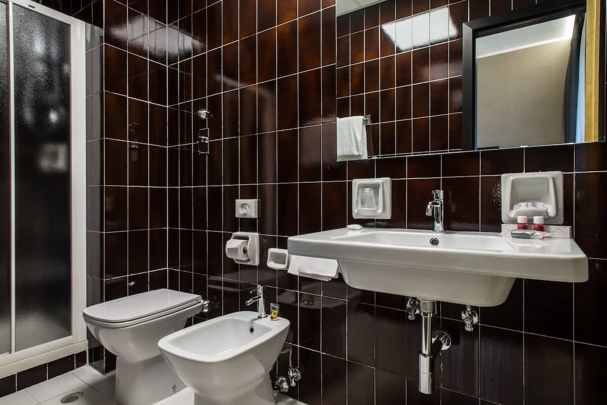 superior room | bathroom | combined shower/bathtub, free toiletries, hair dryer, bidet