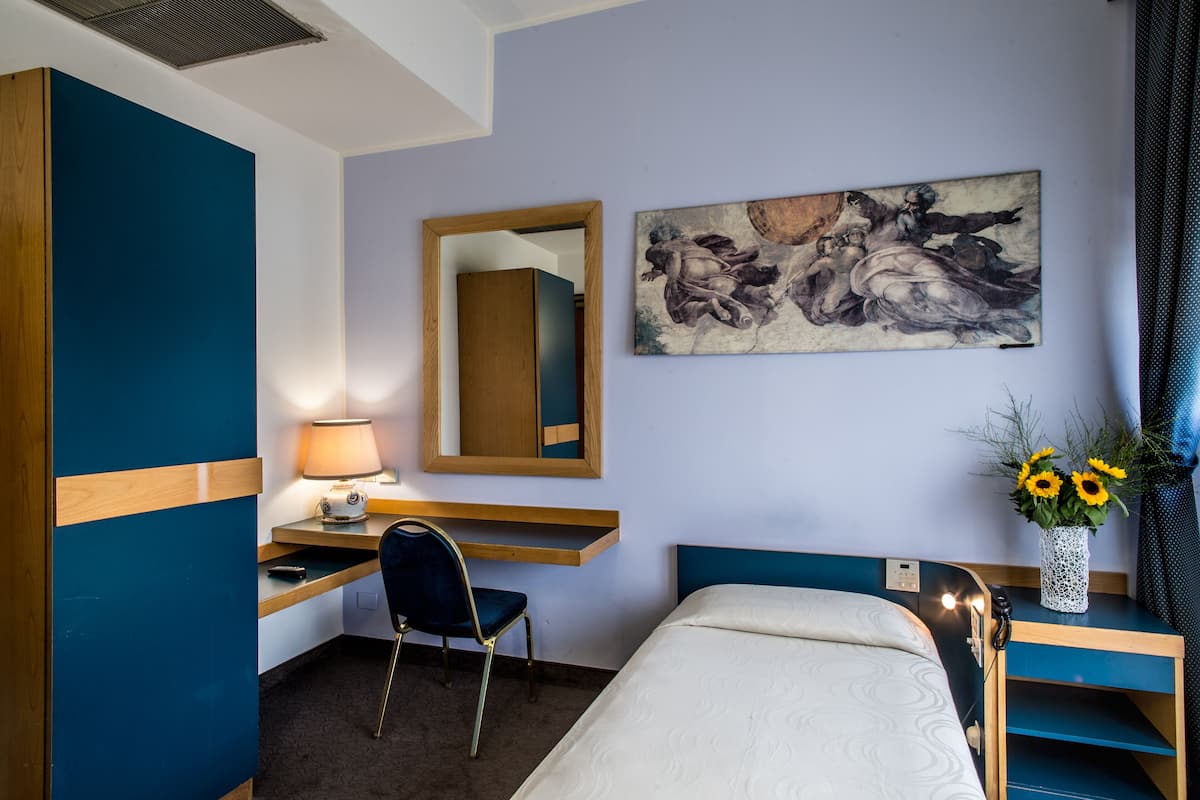 single room | minibar, in-room safe, desk, laptop workspace