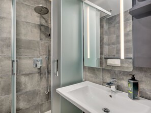 Økonomi-enkeltrom | Bad | Dusj, hårføner og håndklær