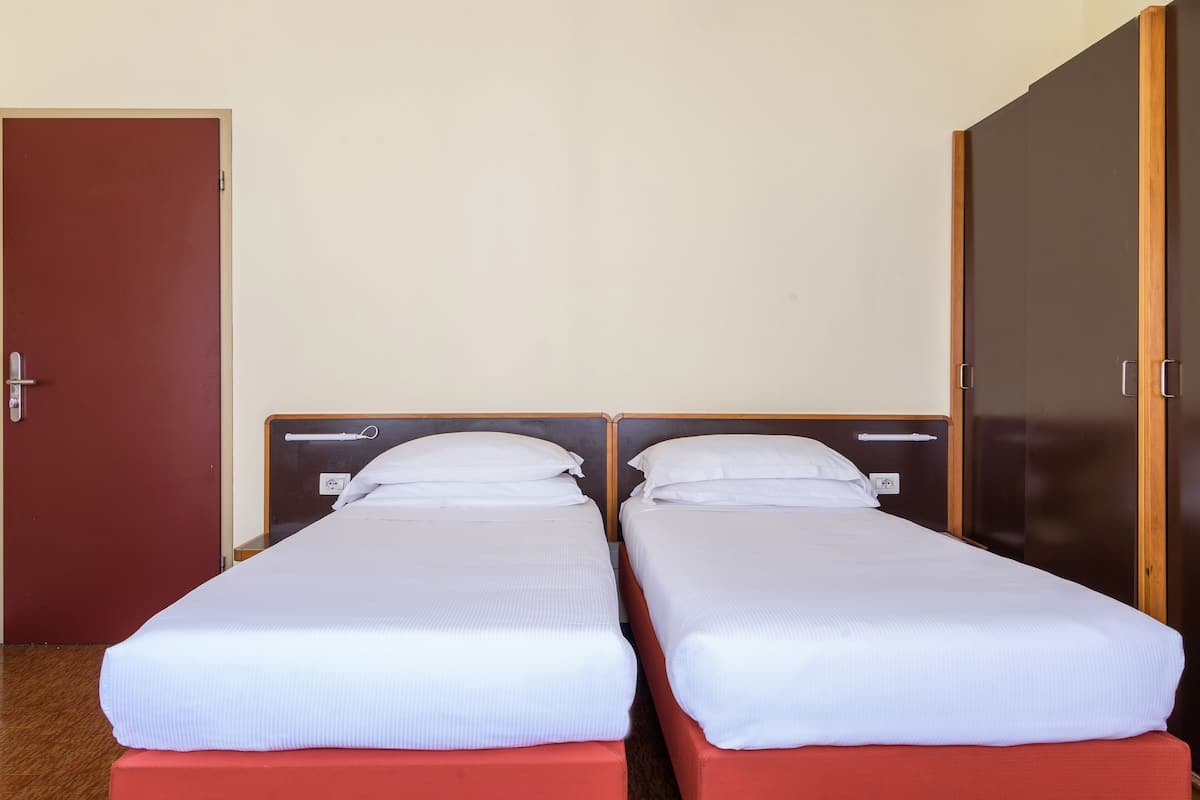 Down comforters, in-room safe, free WiFi, bed sheets