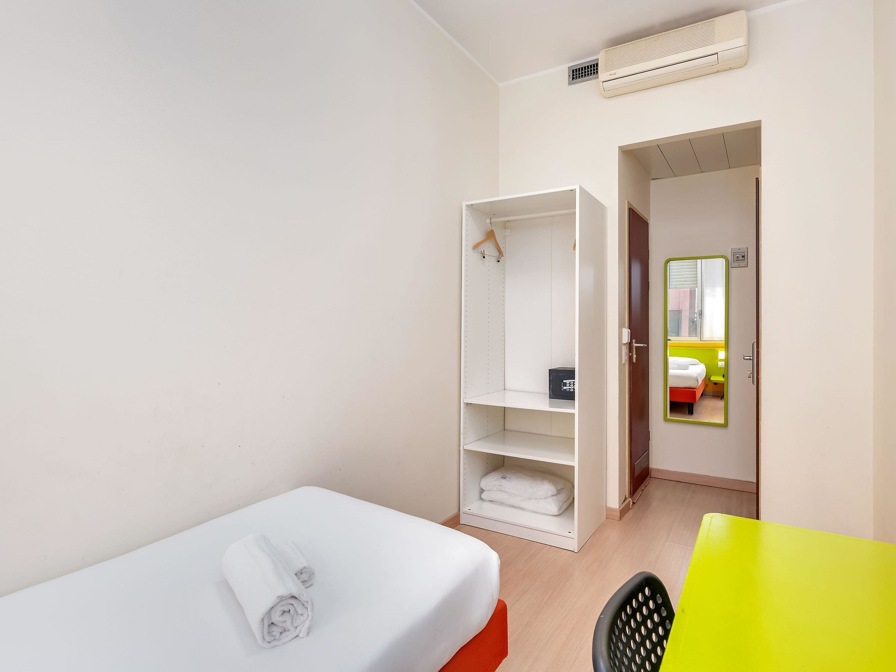 Enkeltrom – standard (Happy) | Dundyner, safe på rommet, wi-fi (inkludert) og sengetøy