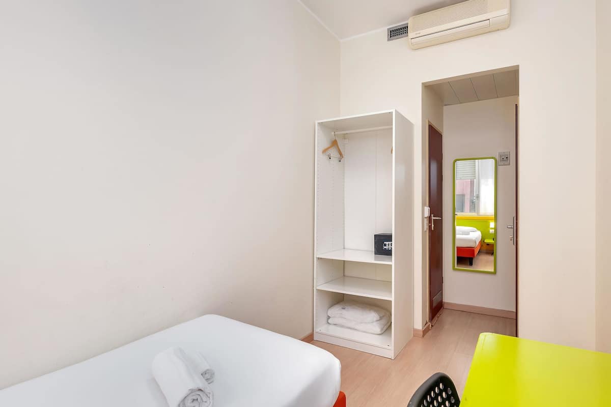 Enkeltrom – standard (Happy) | Dundyner, safe på rommet, wi-fi (inkludert) og sengetøy