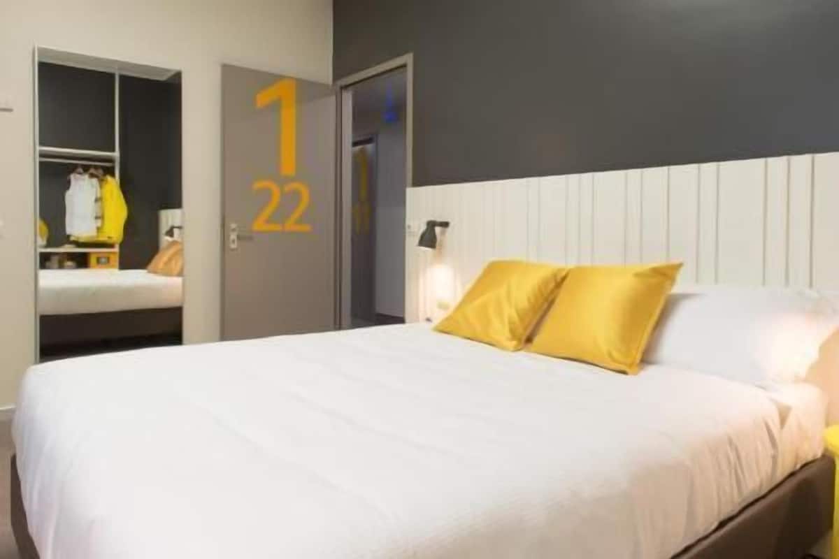 Down comforters, in-room safe, free WiFi, bed sheets