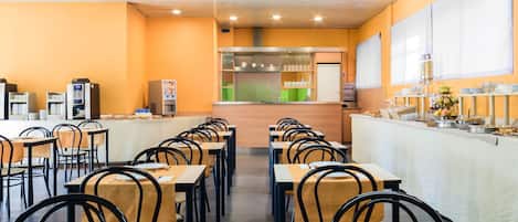 Déjeuner continental (7.9 EUR par personne)