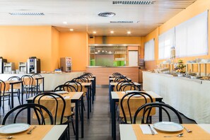 Petit déjeuner continental (7.9 EUR par personne)