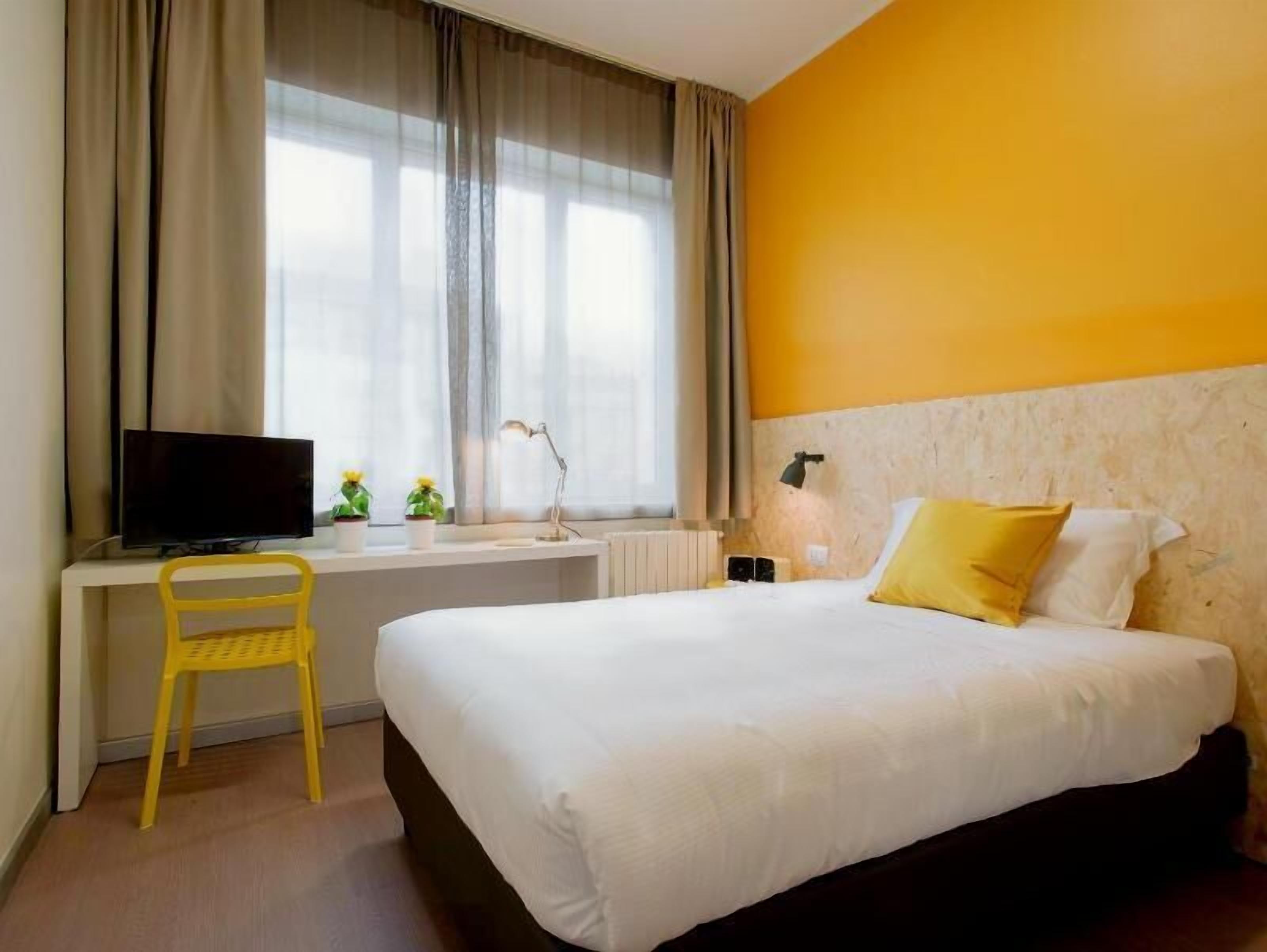 Down comforters, in-room safe, free WiFi, bed sheets