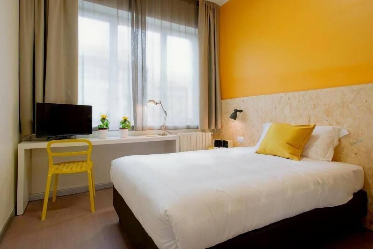 Down comforters, in-room safe, free WiFi, bed sheets