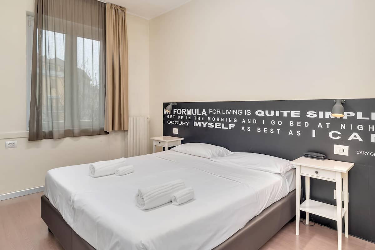 Habitación estándar doble (Happy) | Edredones de plumas, caja fuerte, wifi gratis y ropa de cama