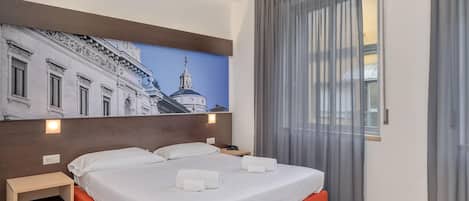 Quarto casal econômico | Edredons de pluma, cofres nos quartos, Wi-Fi de cortesia, roupa de cama