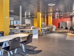 Dagelijks continentaal ontbijt (EUR 7.9 per persoon)