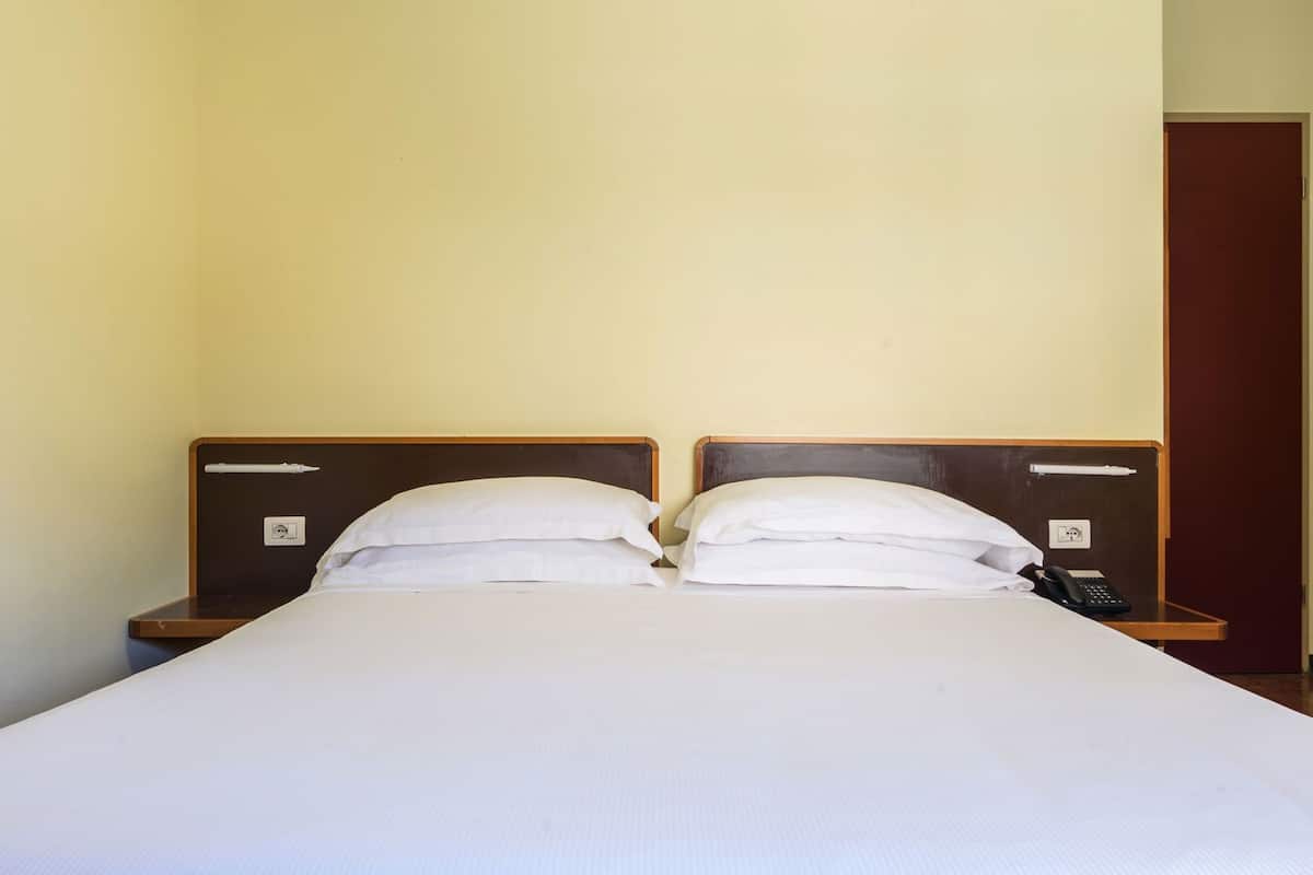 Down comforters, in-room safe, free WiFi, bed sheets