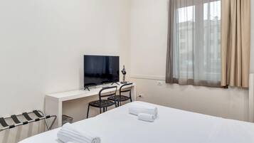 Douche, sèche-cheveux, serviettes fournies