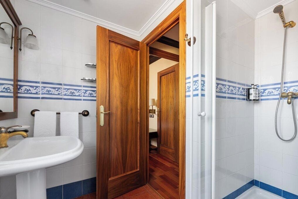 double room | bathroom | bathtub, eco-friendly toiletries, hair dryer, bidet