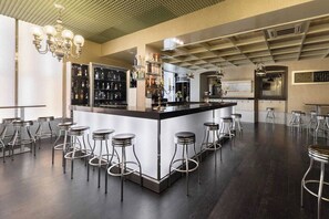 Bar (trong khuôn viên)