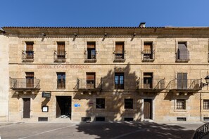 Un edificio histórico con varios balcones y un letrero que dice "HOTEL CONDE RODRIGO".