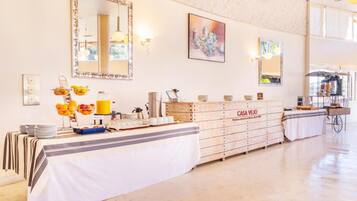 Se ofrece un desayuno bufé (6 EUR por persona)