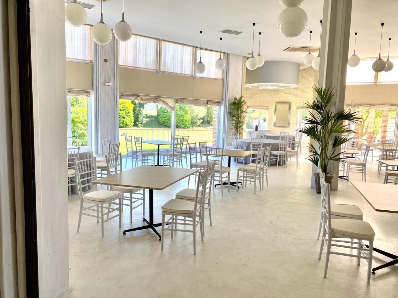 Breakfast, lunch and dinner served