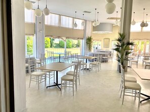 Petit déjeuner, déjeuner et dîner servis sur place