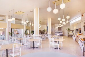 Petit déjeuner, déjeuner et dîner servis sur place