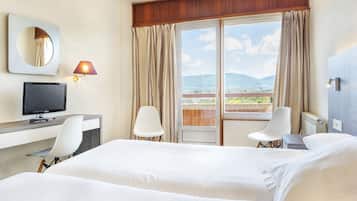 Habitación Doble con cama supletoria | Escritorio, cortinas opacas, cunas gratuitas y camas supletorias