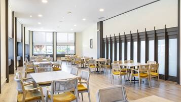 Petit déjeuner, déjeuner et dßner servis sur place