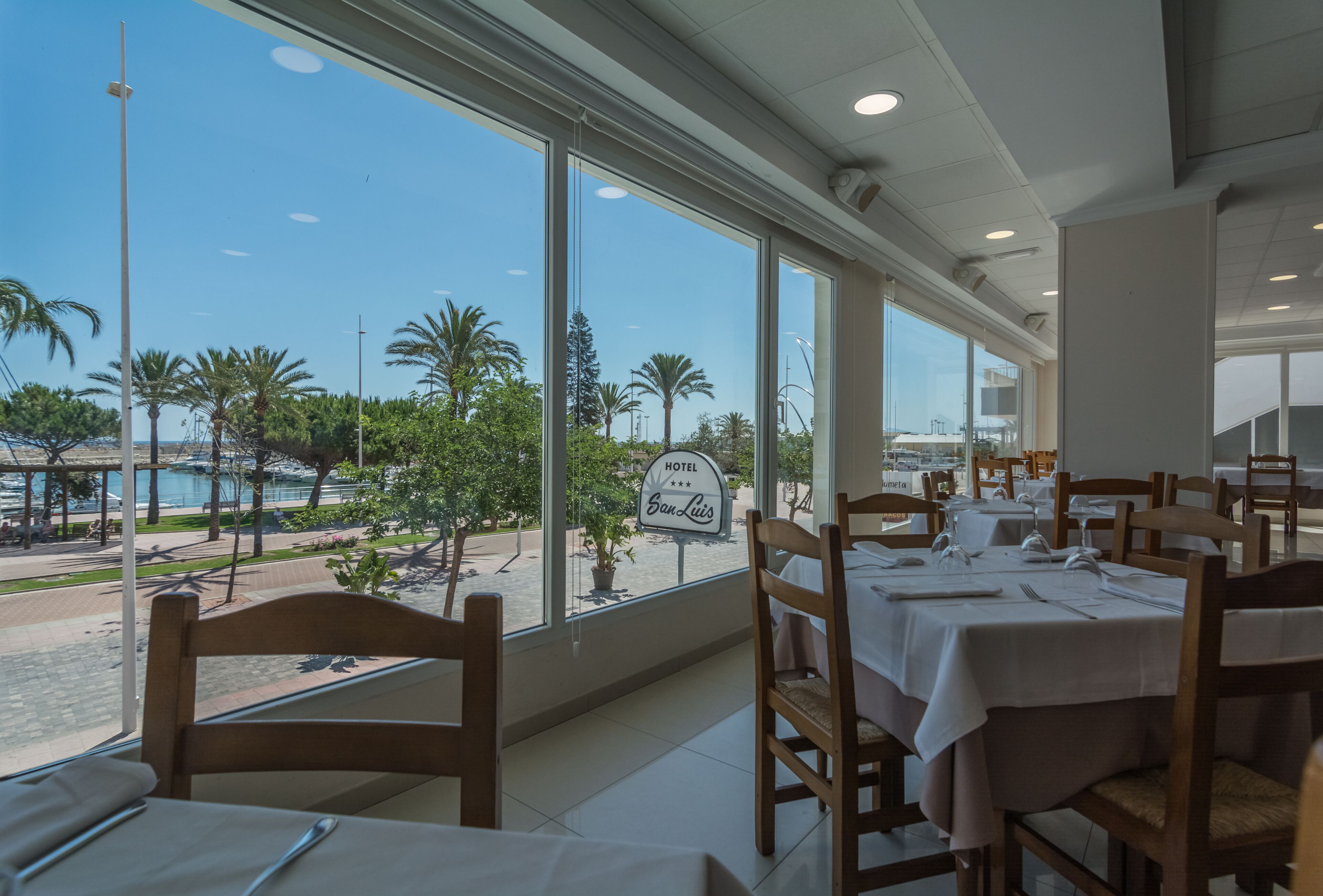 breakfast, lunch and dinner served