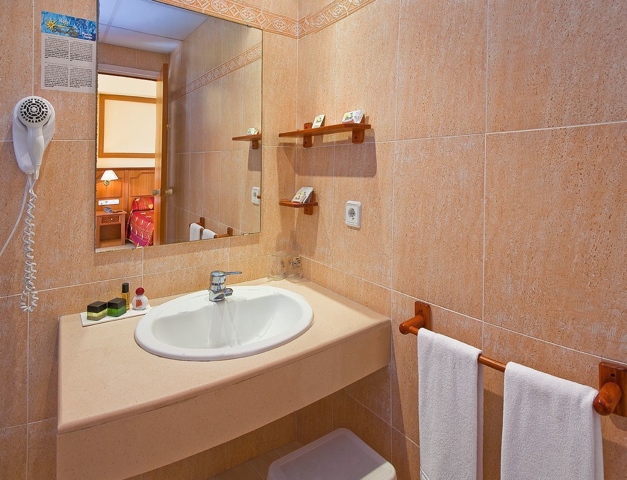 combined shower/bathtub, rainfall showerhead, hair dryer, towels