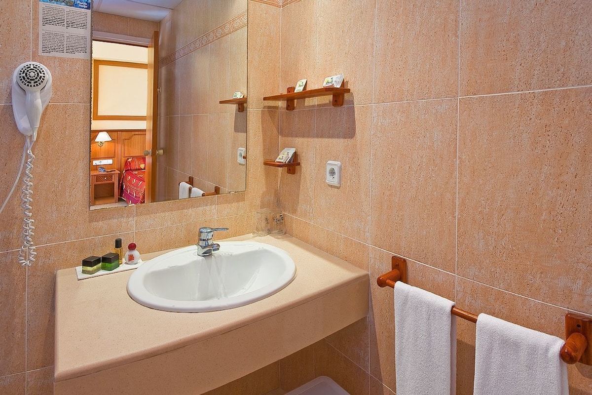 combined shower/bathtub, rainfall showerhead, hair dryer, towels