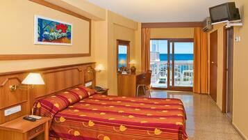 Quadruple Room | In-room safe, desk, free cribs/infant beds, free WiFi