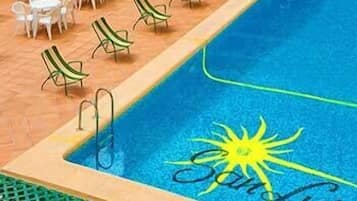 Piscina externa, funciona das 10h30 às 20h30, espreguiçadeiras