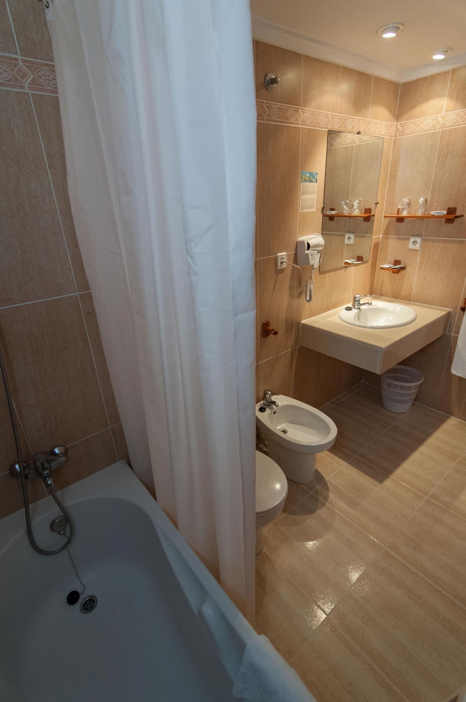 combined shower/bathtub, rainfall showerhead, hair dryer, towels