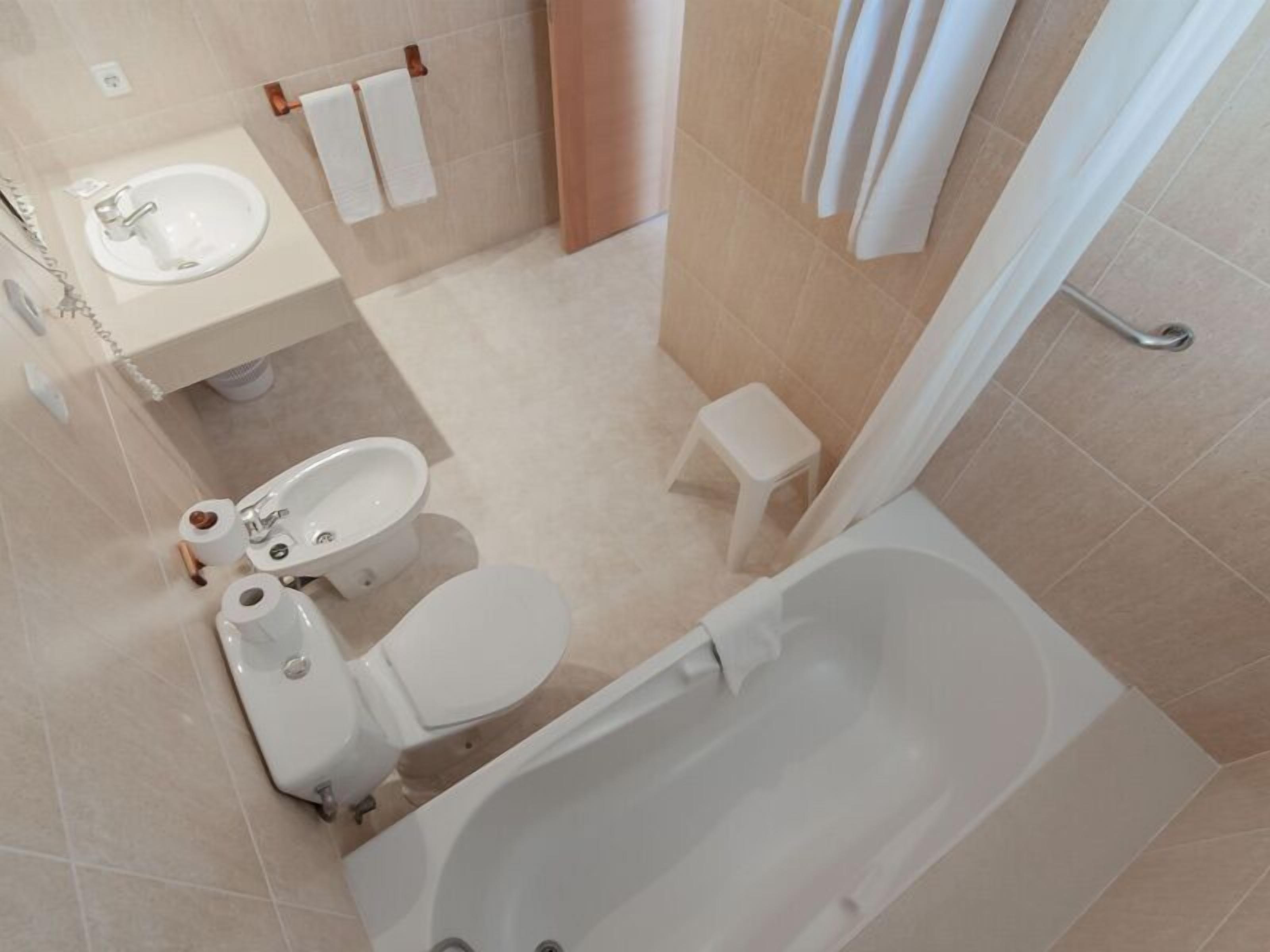 combined shower/bathtub, rainfall showerhead, hair dryer, towels