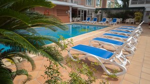 Kolam renang outdoor, dengan kursi berjemur