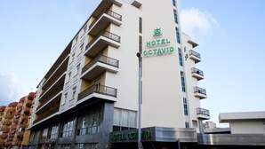 A multi-story hotel with balconies and a sign reading "HOTEL OCTAVIO". - Hotel Mir Octavio (Algeciras)
