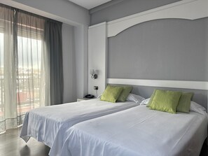 Dobbelt- eller tomannsrom, balkong | Safe på rommet, skrivebord, blendingsgardiner og lydisolert