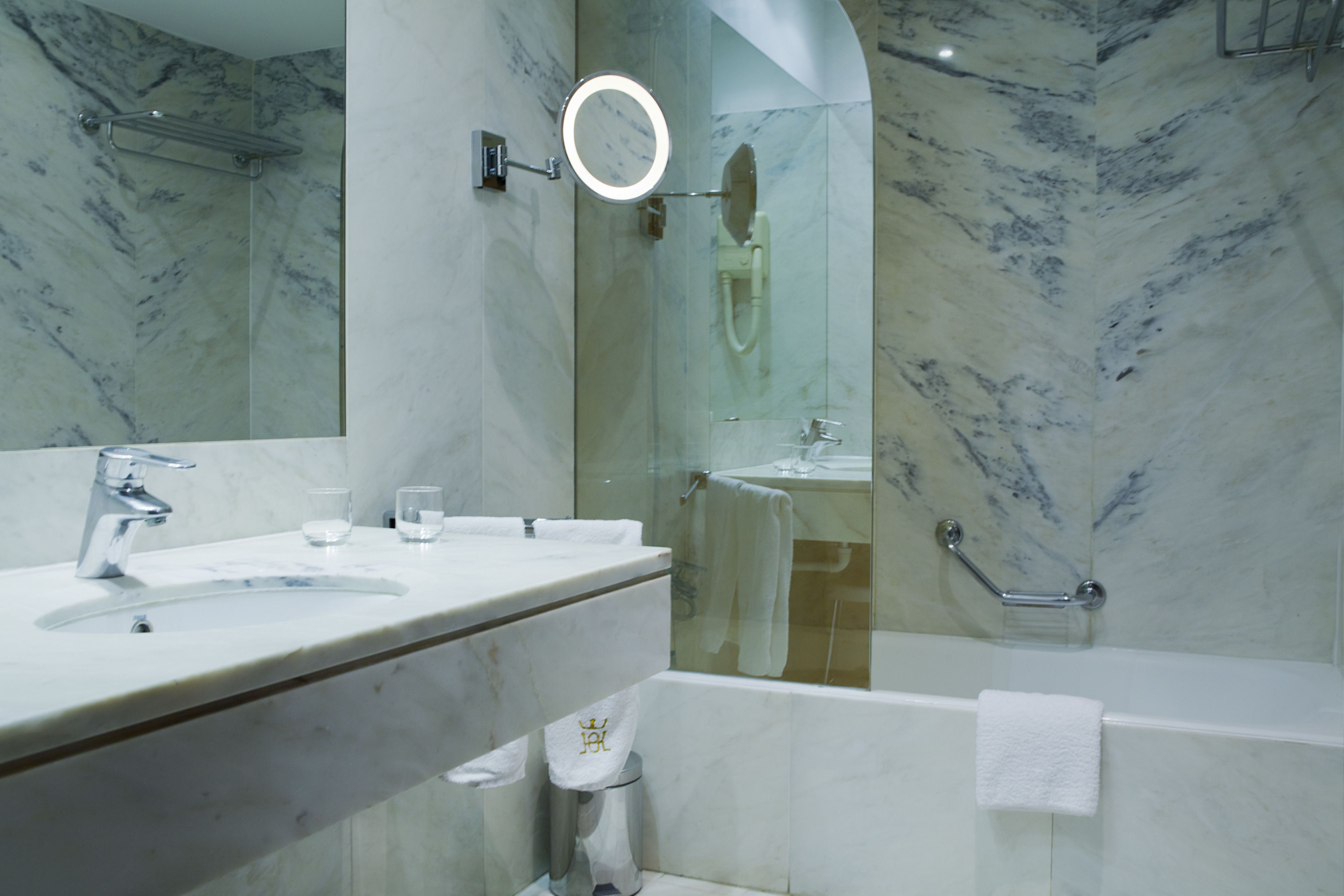 combined shower/bathtub, free toiletries, hair dryer, bidet