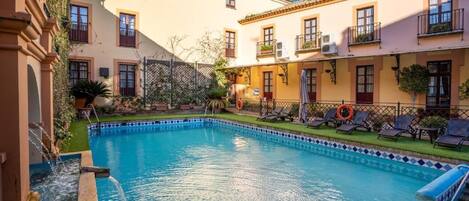 Una piscina al aire libre de temporada