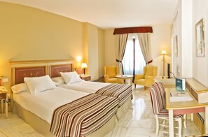 Ropa de cama de alta calidad, edredones de plumas, minibar y caja fuerte