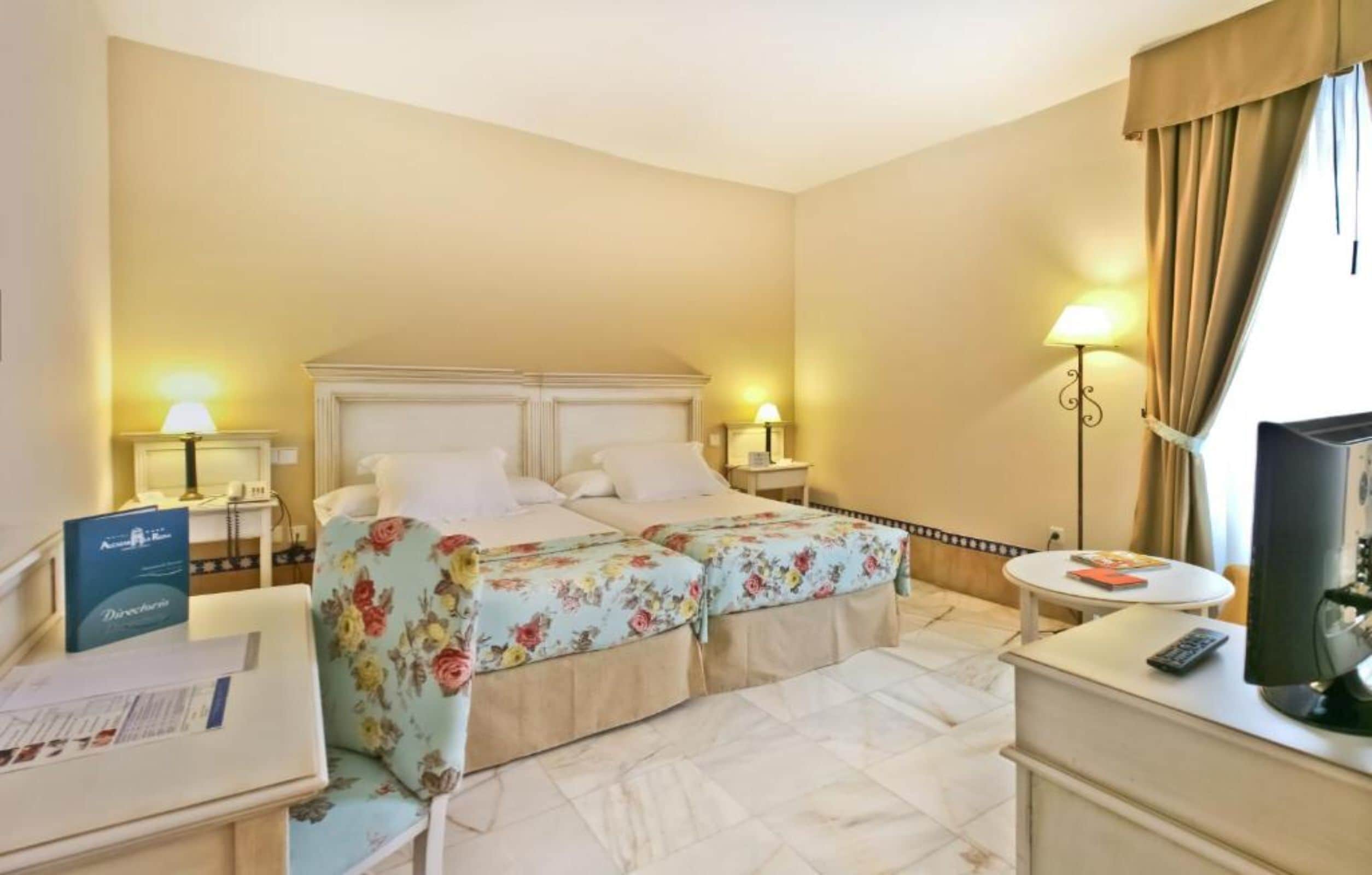 Luxe beddengoed, donzen dekbedden, een minibar, een kluis op de kamer