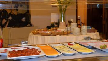 Café da manhã com buffet todos os dias (EUR 15 por pessoa)