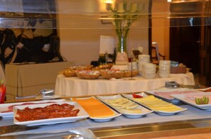 Buffet déjeuner servi tous les jours en supplément
