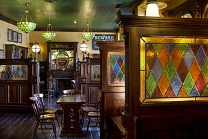 Serves lunch and dinner