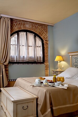 Deluxe Room | Premium bedding, down duvets, minibar, in-room safe - Hotel Alcázar de La Reina (Carmona)