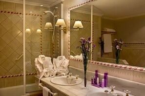 Suite estudio junior | Baño | Artículos de higiene personal gratuitos, secador de pelo y albornoces